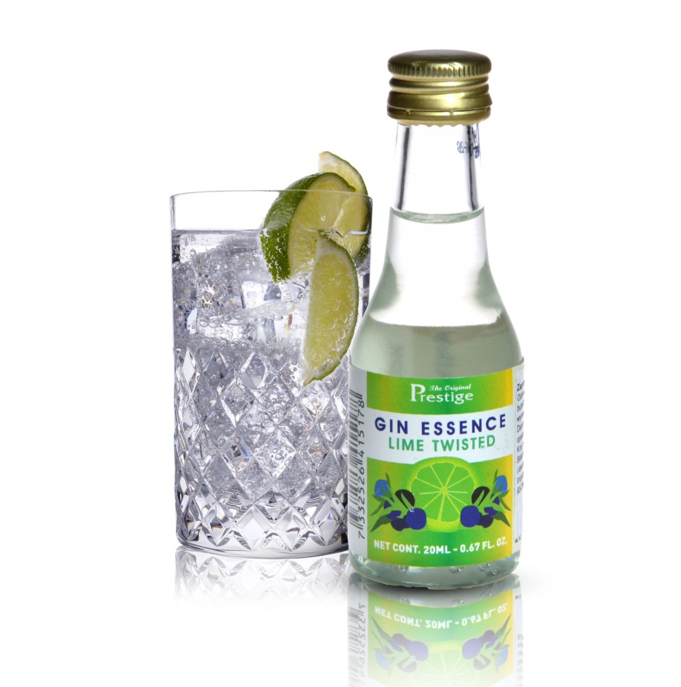 Szklana buteleczka 20 ml zaprawki do alkoholu Prestige Lime Twisted Gin z zielono-białą etykietą na białym tle. Obok buteleczki jest szklanka z drinkiem ozdobinym limonką.