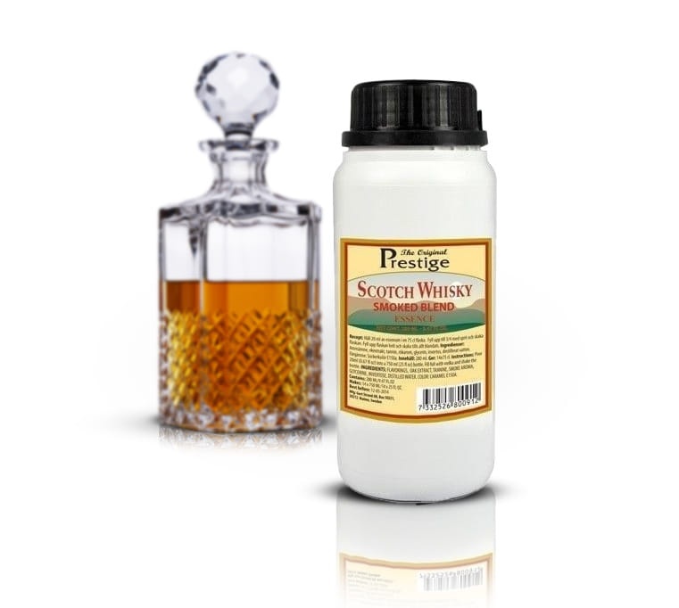 Biała litrowa butelka szwedzkiej zaprawki do alkoholu Prestige Smoked Blend Whisky. Z prawej strony butelki szklana karafka z Whiskey