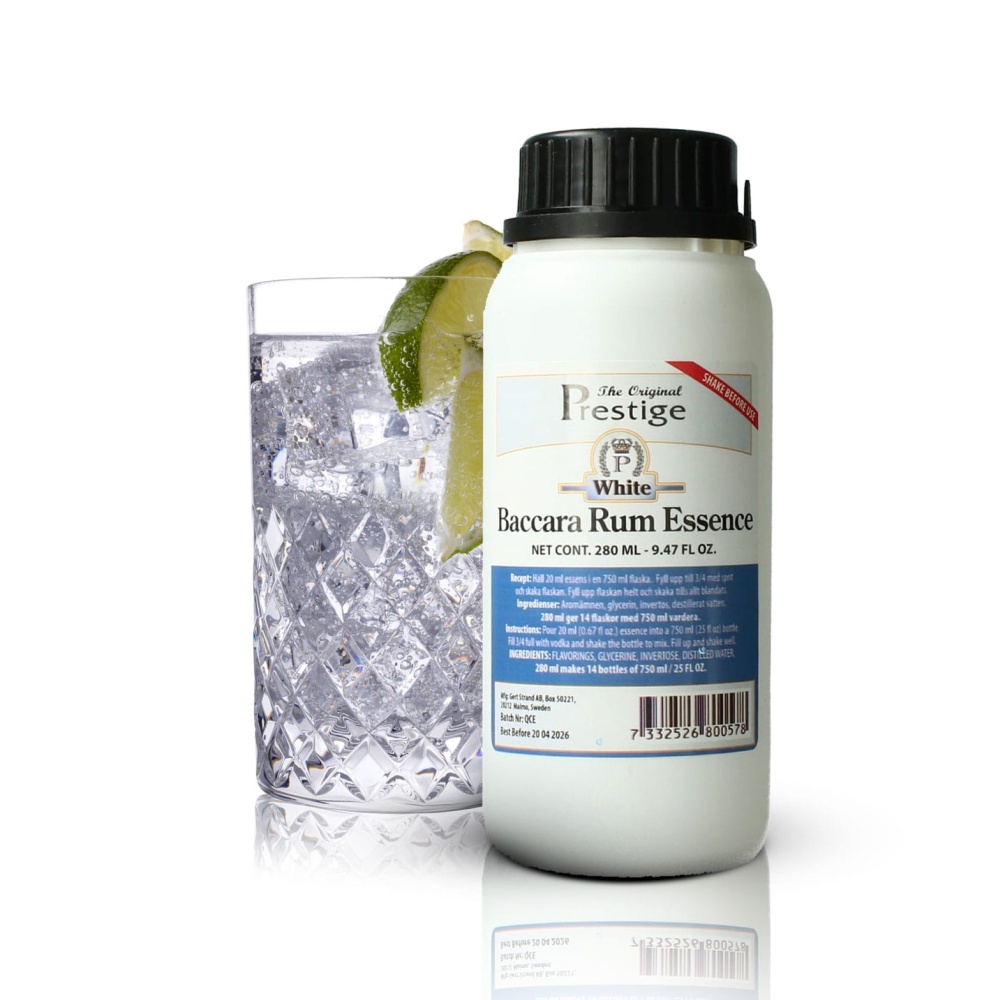 Butelka zaprawki Prestige White Baccara Rum Essence 280 ml obok kryształowej szklanki z drinkiem z lodem i limonką.