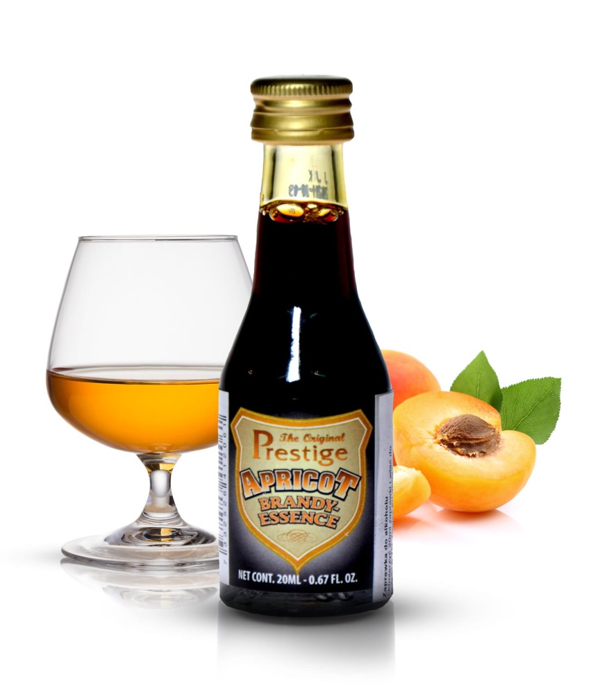 Szklana buteleczka 20 ml zaprawki do alkoholu Prestige Apricot Brandy z morelowo-złotą etykietą na białym tle. Obok zaprawki po prawej stronię leżą owoce moreli a po prawej kieliszek z brandy.