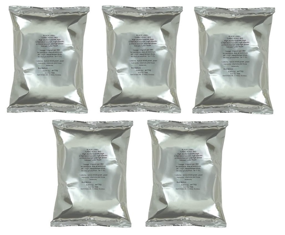 srebrne, foliowe torebki z drożdżami gorzelniczymi Black Label Turbo Yeast 1 kg na białym tle - pięć sztuk
