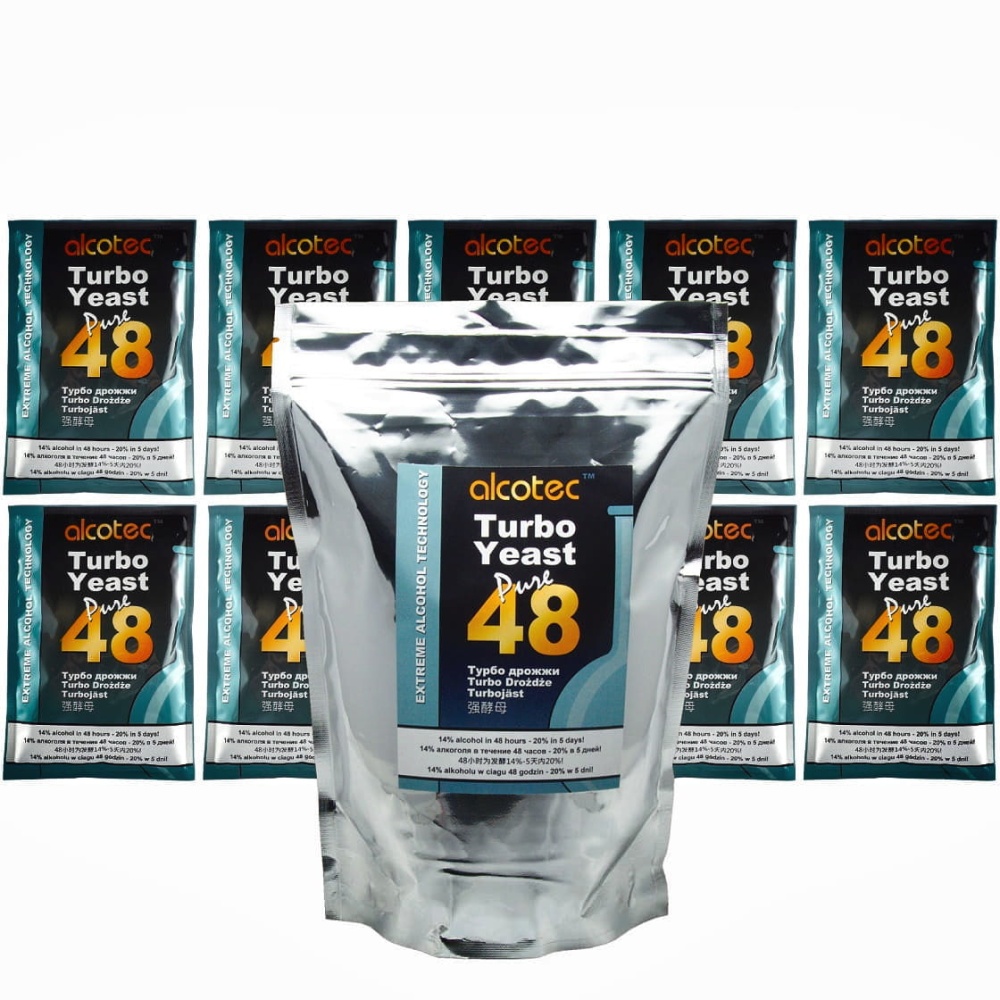 srebry doypack oznaczony etykietą alcotec 48 pure 1,35kg w tle 10 saszetek drożdży alcotec 48 jako rownowatość tego opakowania 1,35kg