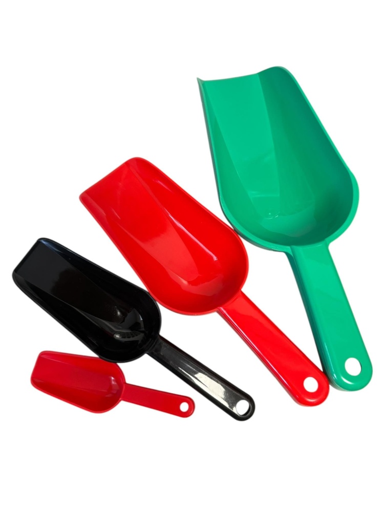Poglądowe zdjęcie plastikowych szufelek dla pokazania jeki są dostepne w sklepie deptana. Szufelki ułożone obok siebie.