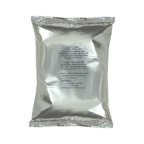srebrna, foliowa torebka z drożdżami gorzelniczymi Black Label Turbo Yeast 1 kg na białym tle