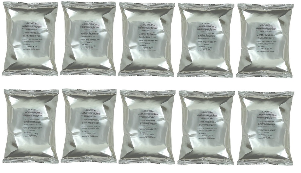 srebrne, foliowe torebki z drożdżami gorzelniczymi Black Label Turbo Yeast 1 kg na białym tle - 10 sztuk