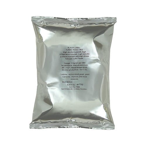 Srebrna, foliowa torebka z drożdżami gorzelniczymi Black Label Turbo Yeast 1 kg na białym tle