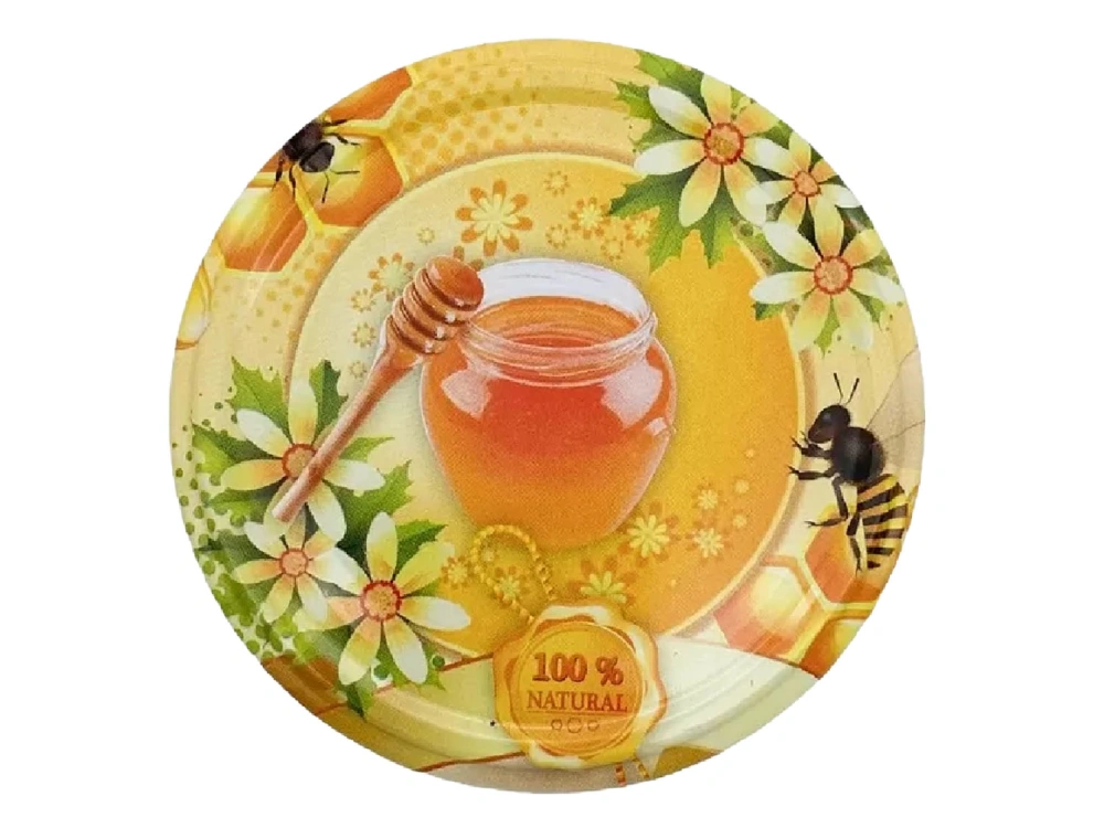 żółte wieczko do słoika na miód, na wieczku słoik miodu z drewnianą szpatułką do miodu, na dole znaczek z napisem "100% natural", na brzegach wieczka polne białe kwiatki z zielonymi listkami, fragmenty plastrów miodu i pszczoły