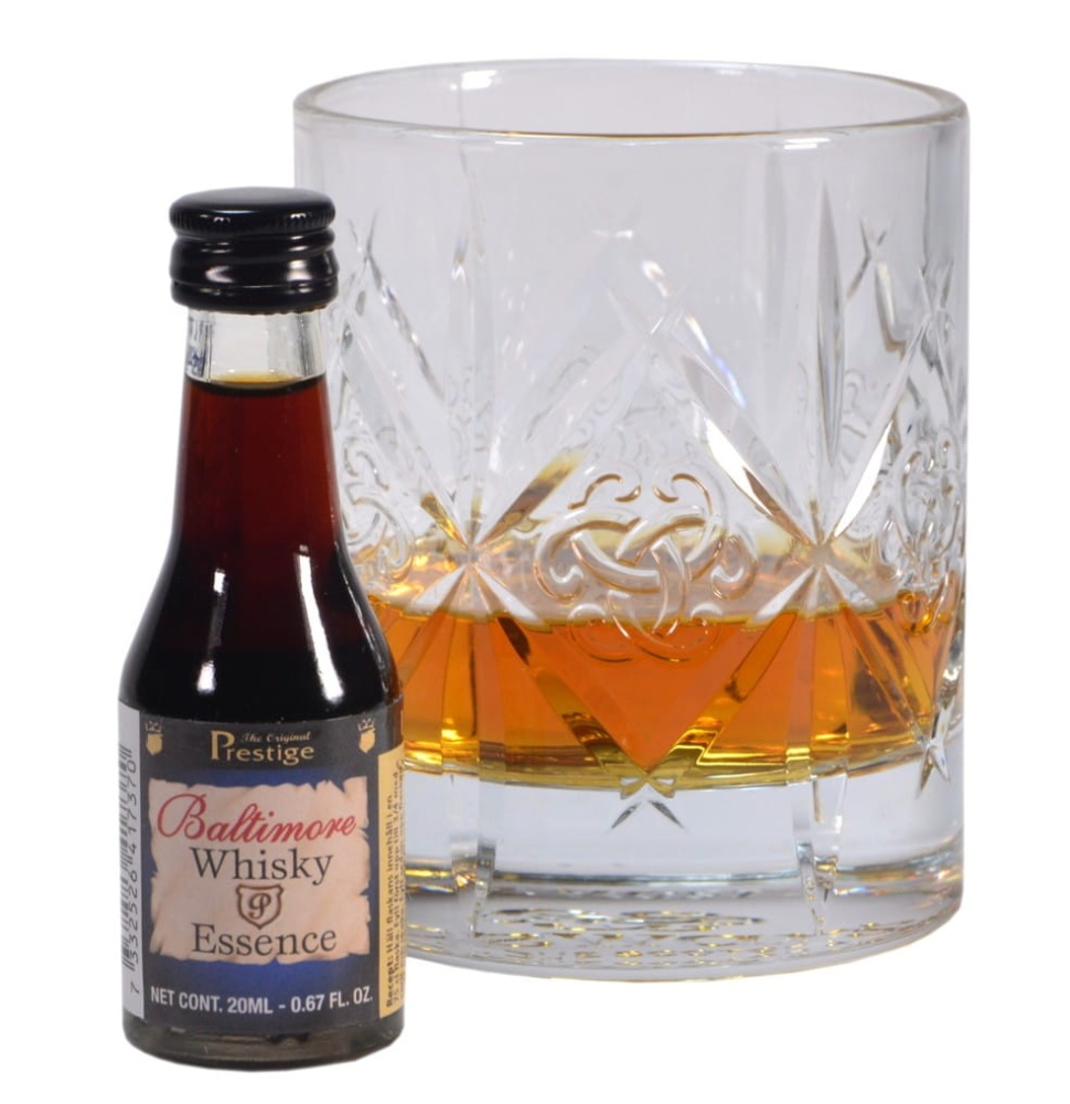 Szklana buteleczka 20 ml zaprawki do alkoholu Prestige Baltimore Whisky ze złoto-czarną etykietą na białym tle. Obok szklanka z trunkiem.
