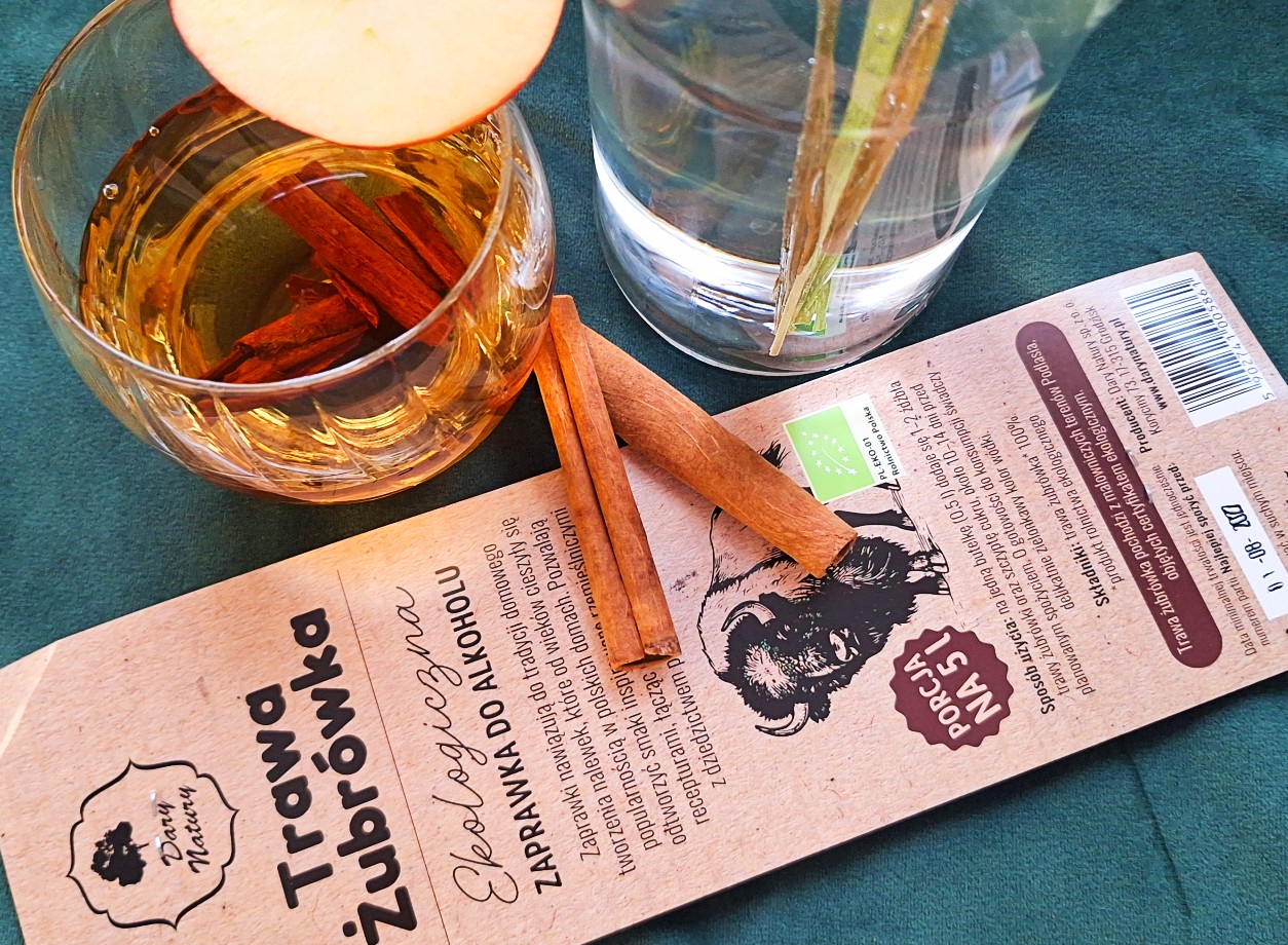 Żubrówka z cydrem, jabłkiem i cynamonem