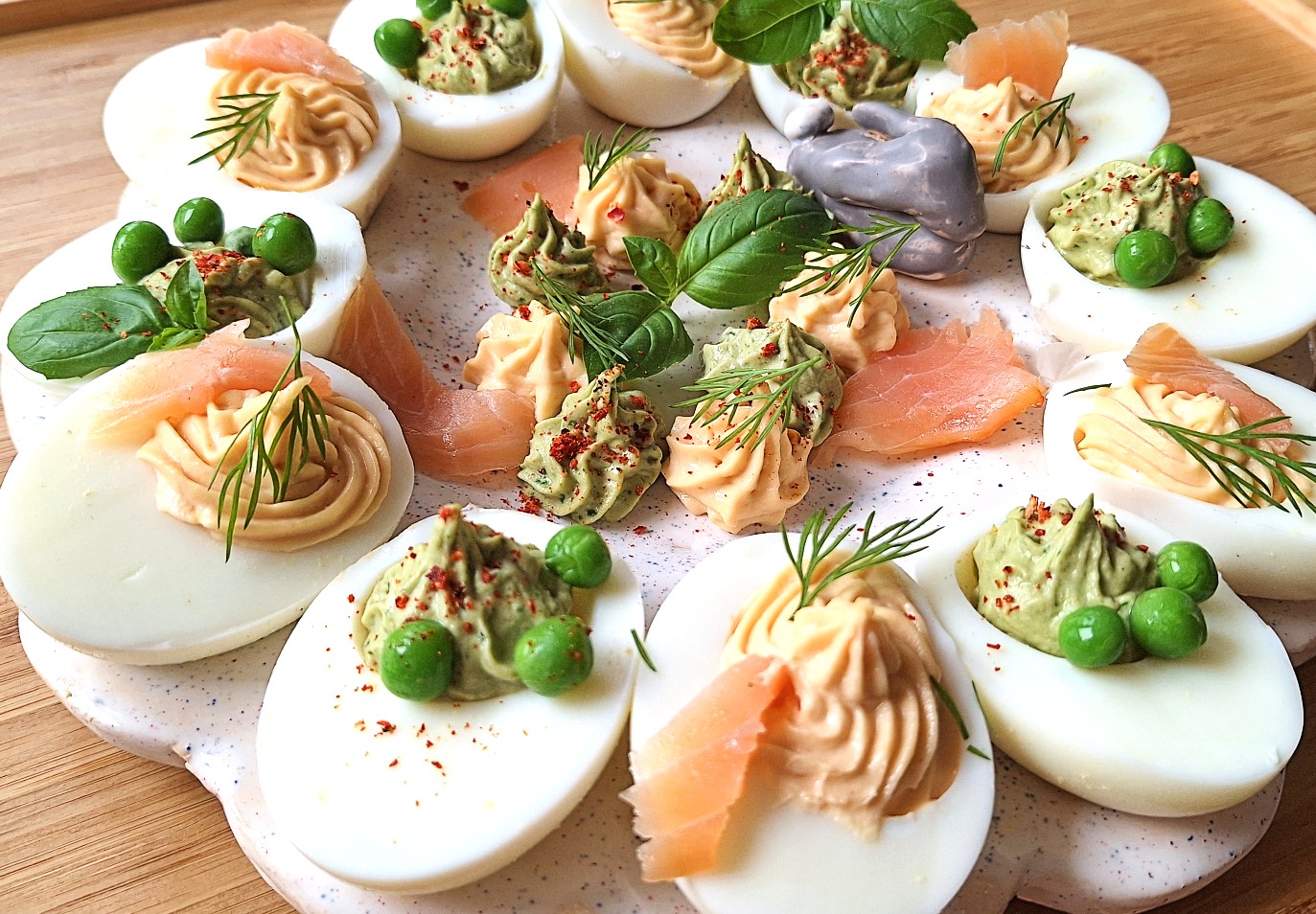 Kolorowe jajka faszerowane